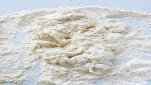 Хлеб с луком и маслинами