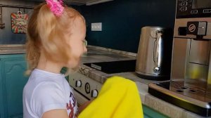 Настя хочет быть стройной, занимается спортом и ест здоровую еду!