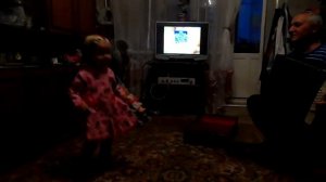 Внучка и дед шпарят под гармонь.