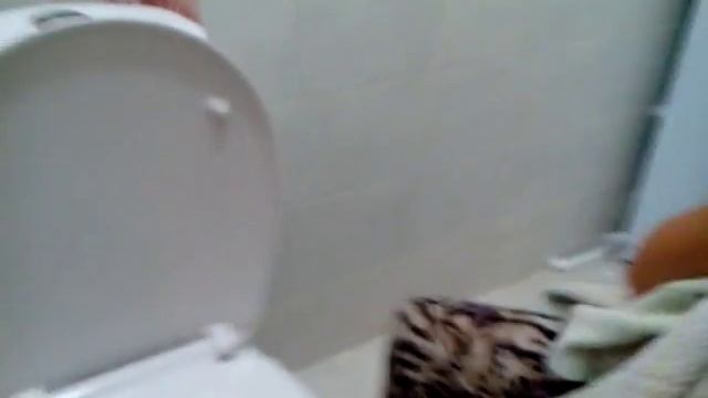 Я засунула ногу в унитаз смотреть онлайн
