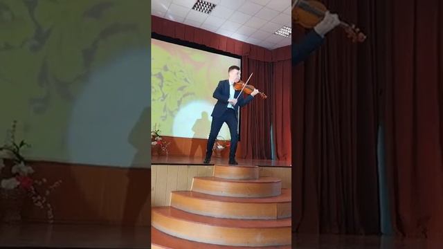 Скрипач,красиво играет на скрипке Страдивари 👏🔥 смотреть онлайн