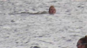 КРАСИВЫЕ МОЛОДЫЕ ДЕВУШКИ КУПАЮТСЯ В ОЗЕРЕ