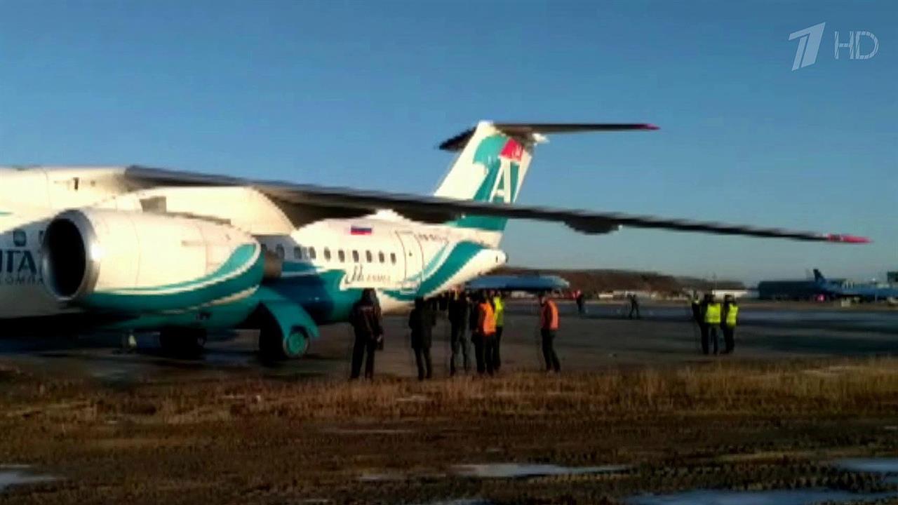 Самолет якутия иркутск. АН 148 Ангара. Аэропорт Мирный Якутия. Самолет на полосе. Пассажирский самолет.