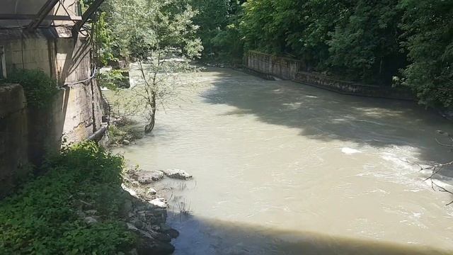 УДАР СТИХИИ ПО РИЦЕ ? В горах сошел мощный сель смотреть онлайн