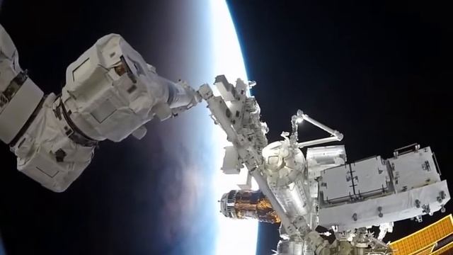 Космонавты в открытом космосе. Космическая станция и космонавты вышли в космос. смотреть онлайн