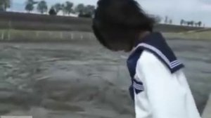 девушки ныряют в грязь,вниз головой