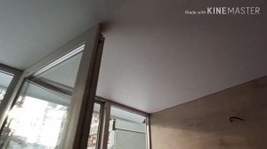 Натянули потолок на балконе.