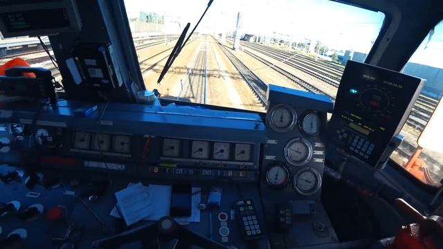 Машинист поезда показывает работу от первого лица: поезд едет по встречке