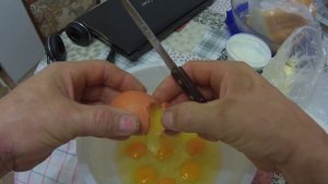Как правильно разбить куриное яйцо.