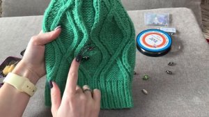 Украшаем шапку камнями и бусинами.