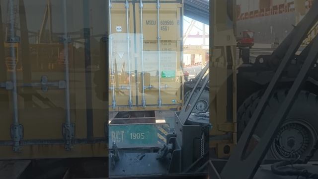 Работаем вместе со мной на тягаче TERBERG. Погрузка-Выгрузка контейнеров с судна MSC VANQUISH.