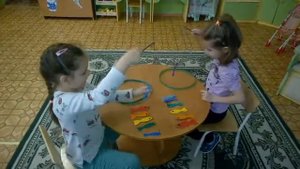 ДЕТИ В САДИКЕ ЖИВУТ И ИГРАЮТ И ПОЮТ