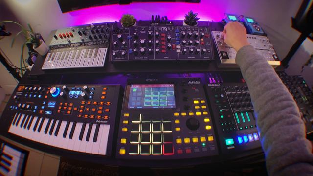 Early morning dawless deep progressive house jam w. MPC One, TR-8s, TD-3, Model D and Hydrasynth смотреть онлайн