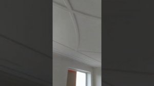 Конечный результат потолочных молдингов после покраски.