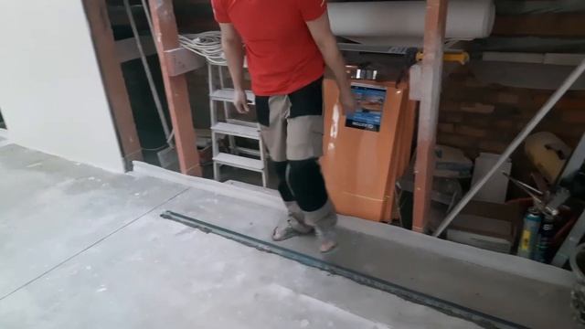 Выравнивание стяжки минимальным слоем, установка маяков. смотреть онлайн