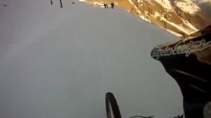 Спуск на велосипедах с горы по снегу