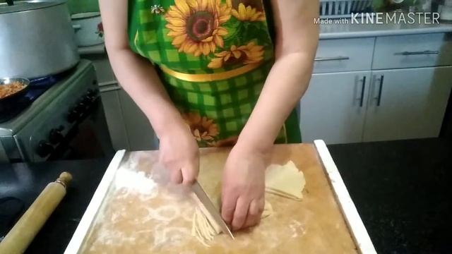 Готовим домашнюю суп лапшу из индоутки.