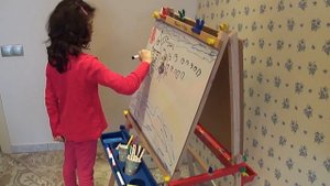 Рисую картины фломастерами и мелками на детском двустороннем мольберте