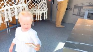 НИКА ПЕРВЫЙ РАЗ НА ЛИНЕЙКЕ В ШКОЛЕ У САШИ. НИКА ЛАЙФ