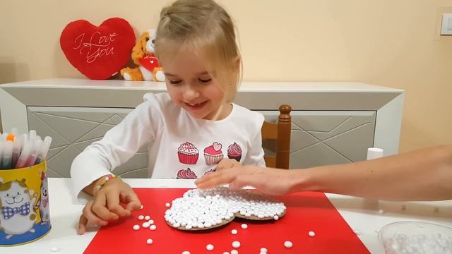 ПОДЕЛКИ с детьми на День Святого Валентина Сердце из картона и пенопластовых шариков смотреть онлайн
