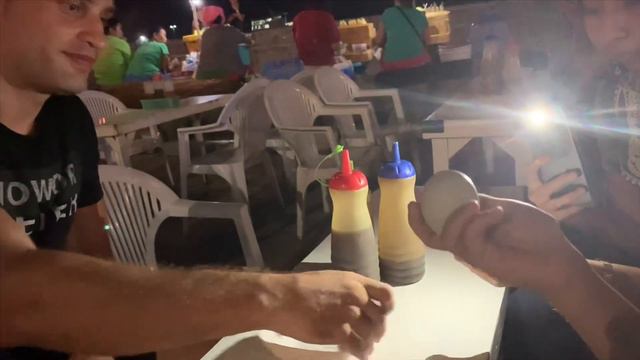 Фестиваль еды в Думагете. Андрей пробует балут.