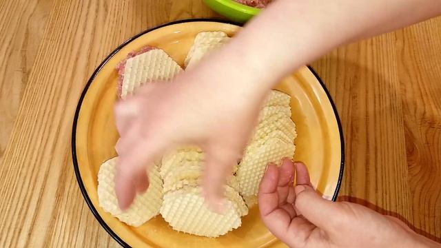 ЛЕНИВЫЕ ОТБИВНЫЕ или Вафли с Фаршем. Кулинарный канал "НА КУХНЕ У МАМЫ" смотреть онлайн