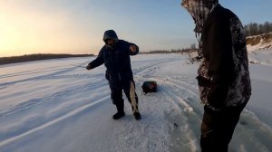 Рыбалка на Иртыше в -35, ловим щук и окуней. Часть 1