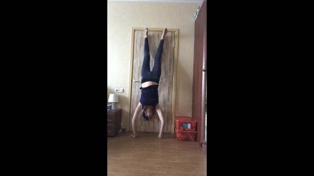 Попытка отжиманий в стойке на руках смотреть онлайн