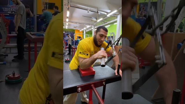 Работа в блоке с ручкой на лямках. Ахмад Курбанов покажет свое исполнение этого упражнения. смотреть онлайн