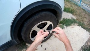 Поставил колпачки на колесные болты.