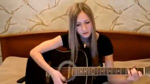 Песни под гитару - красивая Русская девушка играет на гитаре!!!.