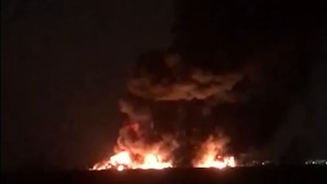 Мощный пожар охватил склад в поселке Металлострой в Петербурге
