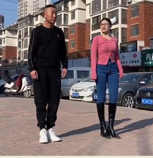 Новогодний танец Синий иней в исполнении Цинцин и дяди Ши.mp4