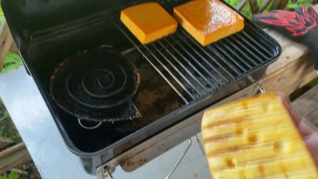 Копченый сыр! Холодное копчение на гриле Weber Go-Anywhere спиральным (лабиринтным) дымогенератором смотреть онлайн
