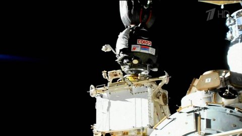 Российские космонавты устранили утечку воздуха на Международной космической станции