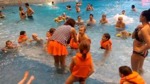 Даня в аквапарке купаемся и пляшем на искусственном пляже.mp4