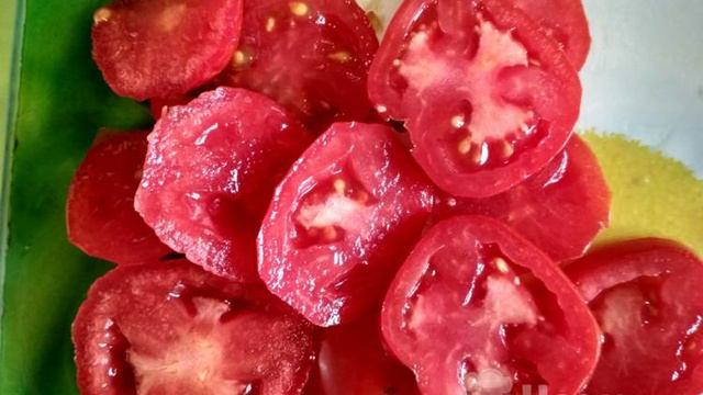 Баклажаны с помидорами под сливочно-чесночным соусом