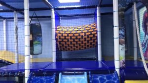 Настюша на детской игровой площадке в торговом центре