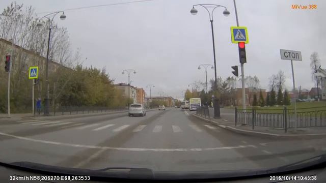 FILE6316 Тобольск ул Октябрьская Форд пролетает на красный смотреть онлайн