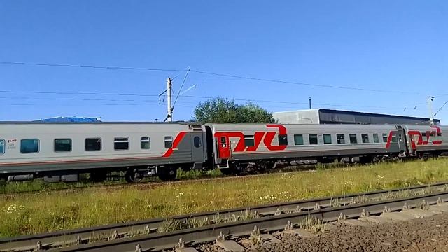 ЭП1-188. Прибывает на станцию Петрозаводск с пассажирским. Вечерние летние мотивы. смотреть онлайн