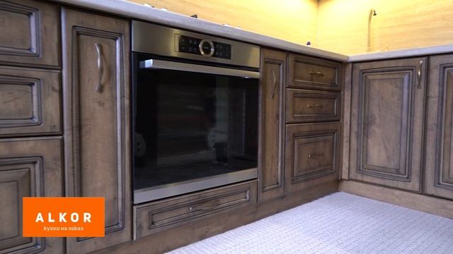 КУХОННЫЙ ГАРНИТУР "КЛАССИКА С ВИТРАЖАМИ" смотреть онлайн