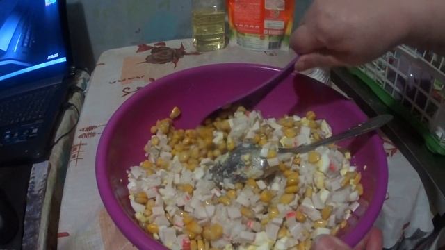 САЛАТ С РИСОМ И КРАБОВЫМИ ПАЛОЧКАМИ. смотреть онлайн