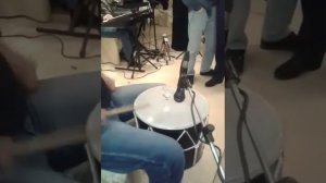 как играют музыканты на дагестанской свадьбе.  Рюмка танцует на барабане вокруг микрофона