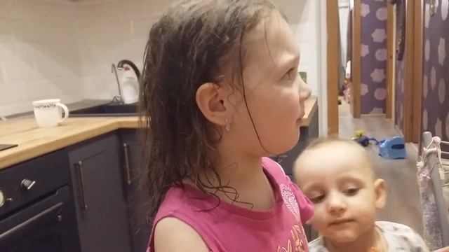 Как вскрыть кокос!!!Милана покажет!!! смотреть онлайн