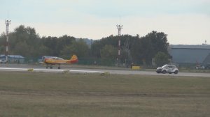 Угарная гонка Самолет ЯК-52 против автомобиля Nissan Juke.