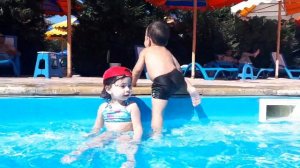 АКВАПАРК для Детей Видео для Детей! Водяные горки, поливалки, бассейны, Развлечения для Детей