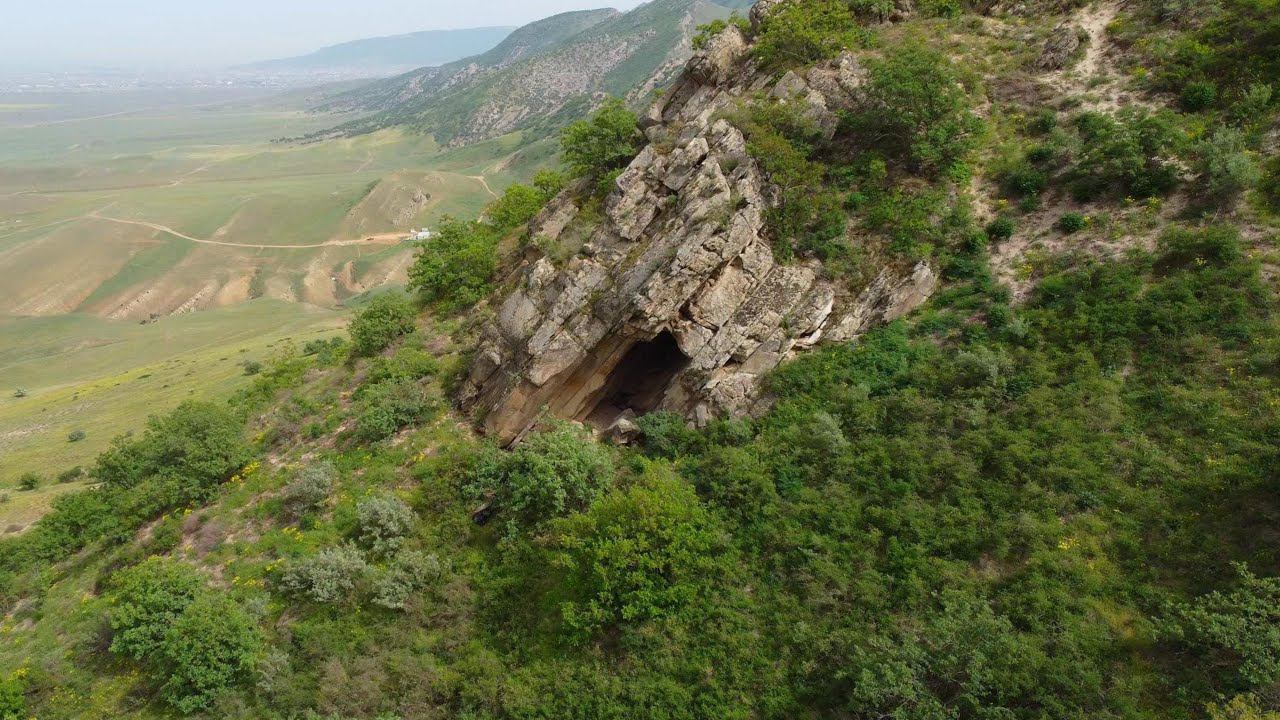 Пещера в горах Дагестана рядом с Сарыкумом, хребет Нарат-Тюбе. В пещере пряталась гюрза. смотреть онлайн