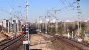 Красиво прибывает поезд ЭГ2Тв "Иволга" 2.0 платформа Окружная D1