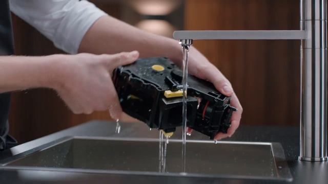 How to wash and rinse the brewing group in your Saeco machine смотреть онлайн