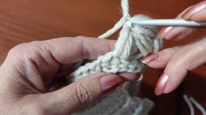 ШАПКА С УШКАМИ КРЮЧКОМ, УЗОРОМ ЗВЕЗДОЧКИ. Шапочка для начинающих.